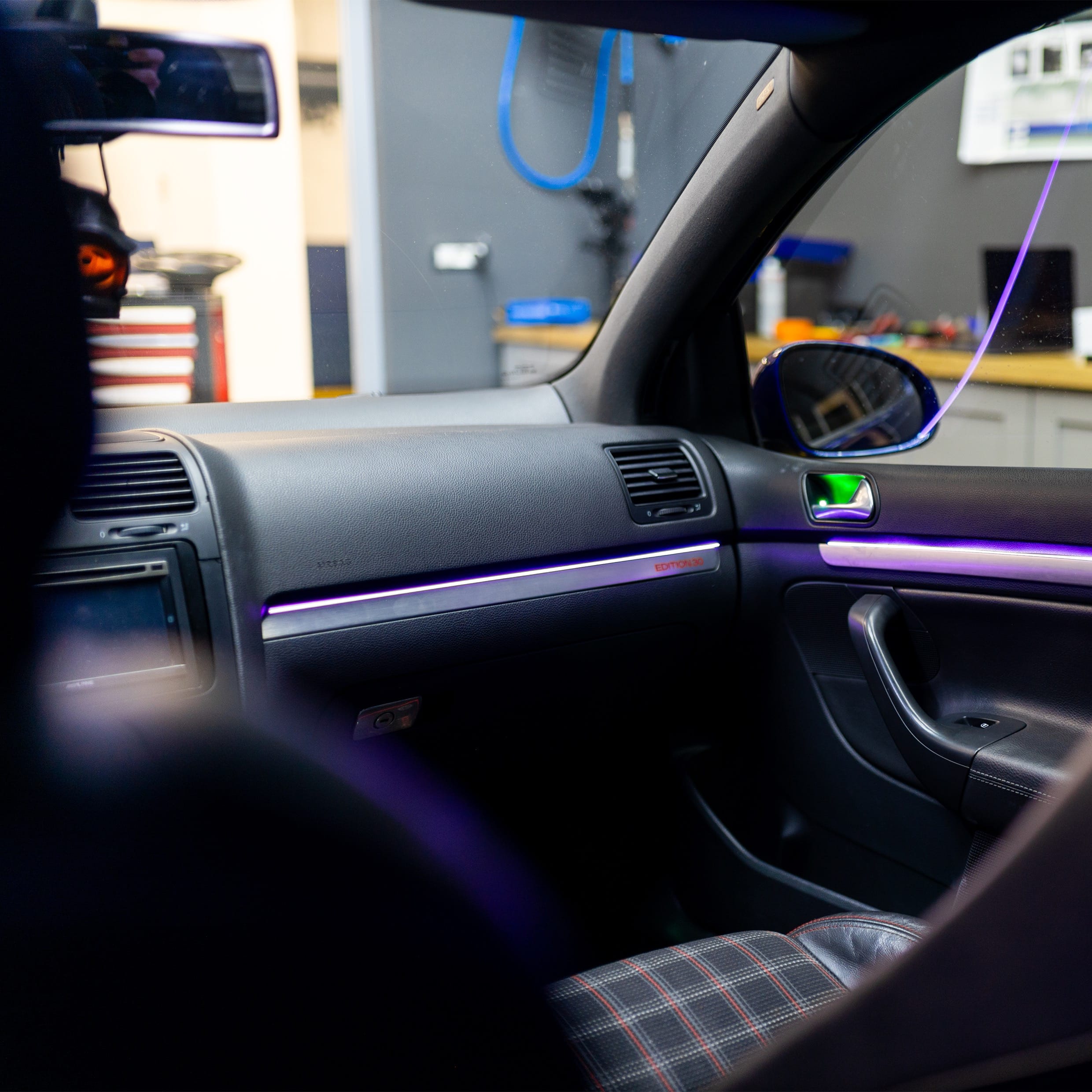 VOLANTE PERSONALIZZATO REALIZZATO SU MISURA + INSTALLAZIONE AMBIENT LIGHTING - Immagine 5