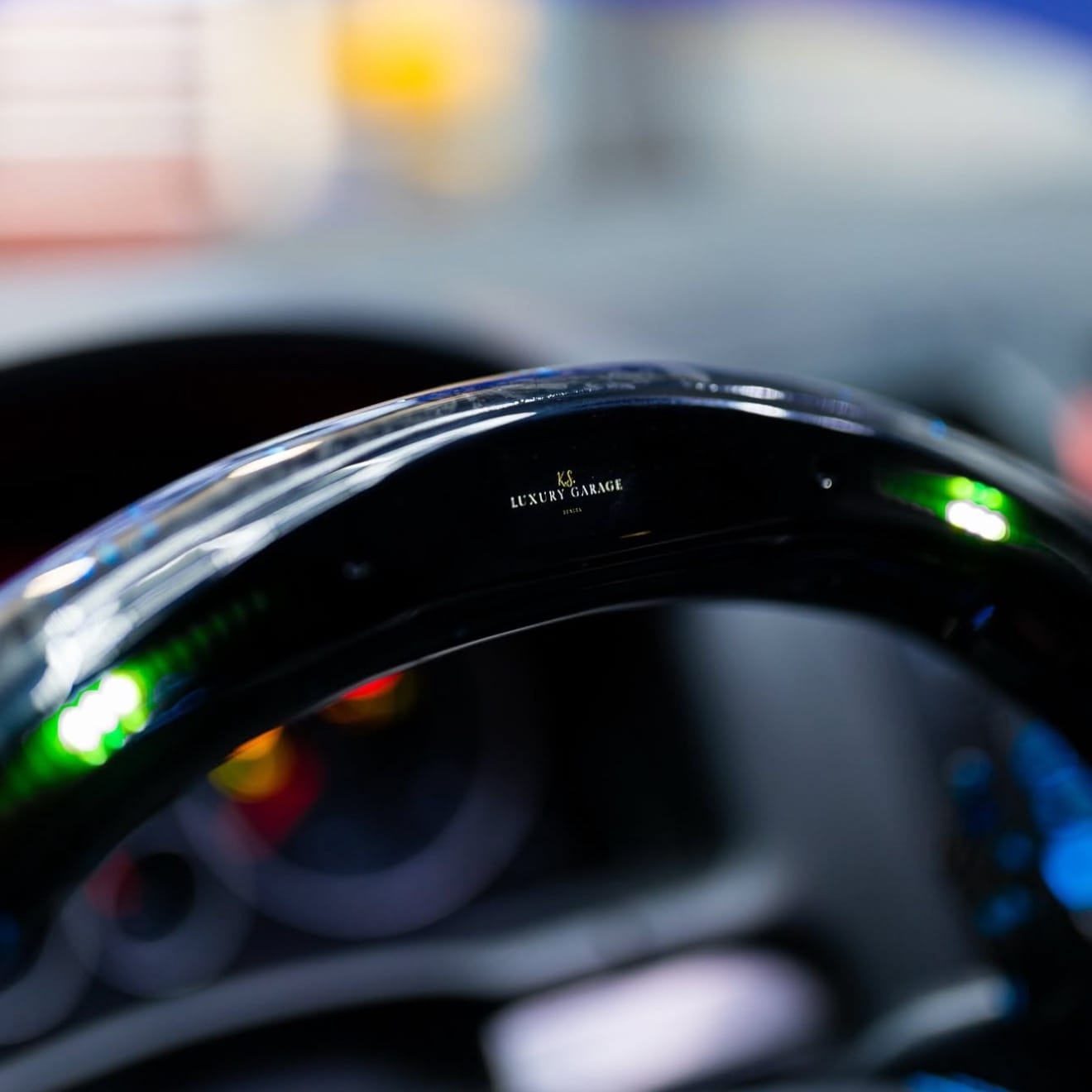 VOLANTE PERSONALIZZATO REALIZZATO SU MISURA + INSTALLAZIONE AMBIENT LIGHTING - Immagine 1