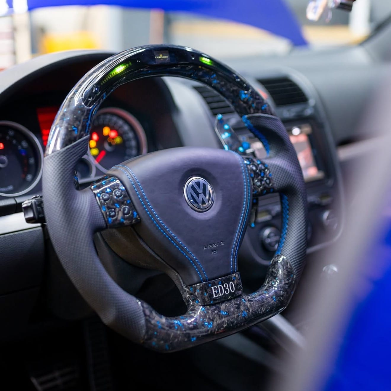 VOLANTE PERSONALIZZATO REALIZZATO SU MISURA + INSTALLAZIONE AMBIENT LIGHTING