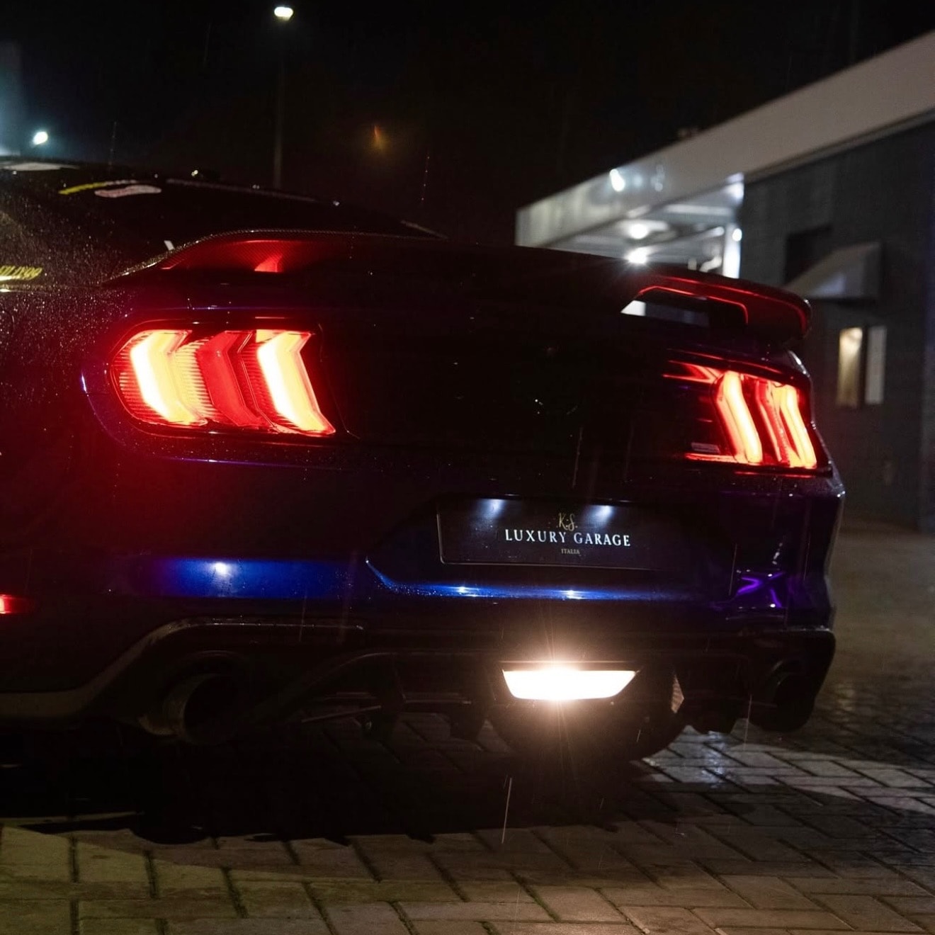 VOLANTE PERSONALIZZATO REALIZZATO SU MISURA + DETAILING VANO MOTORE